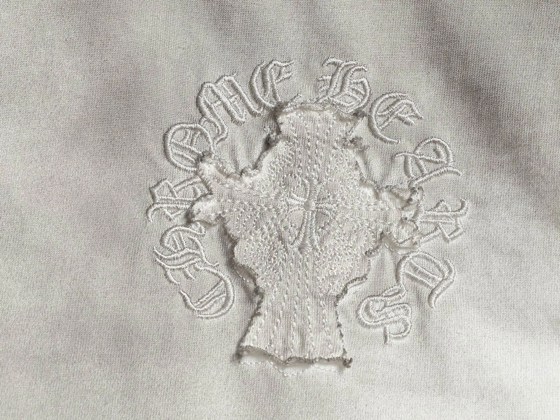 P210 𝗖𝗵𝗿𝗼𝗺𝗲 𝗛𝗲𝗮𝗿𝘁𝘀/Cro Heart 2025 Cross Patch Embroidery Summer New Original Single Counter American Acid Washed Distressed Laser Burnt Patch Embroidery Couple Casual Short Sleeve T-shirt 👑The highest version! Customized fabric 300g double yarn! American acid-washed and distressed original fabric laser burnt ✟appliqué embroidery and exquisite embroidery of letters! The best-selling model at the counter. It is very comfortable to wear. It is low-key yet luxurious. It is very classy when worn. The large size and tailoring are needless to say. The upper body is exquisite and vivid. 👍High-end first-class materials. A truly palace-level product. The cotton from Turkey is of outstanding quality. After heavy washing, the clothes are very soft! Not picky, the upper body is absolutely stylish and extremely luxurious. Auxiliary materials: The original model has been authenticated and labeled ➕100% silk washed with water label. Genuine purchase-grade original hangtag➕matching hanging rope➕3D hanging beads➕original packaging bag. Craftsmanship: The original version has consistent wiring! The highest version of the armhole matching technique! Countless times of pattern making to 100% restore the original appearance! The correct version is the same for men and women, super eye-catching, super good-looking, and super atmospheric! Color: White Black Size: S-XL